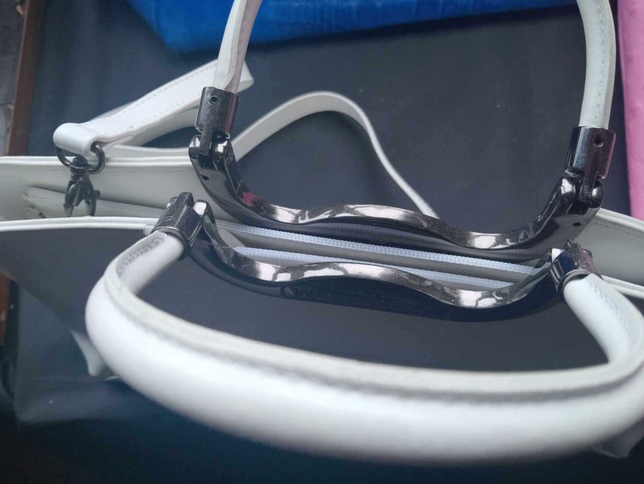 бяла чанта Валентино естествена кожа  малък размер