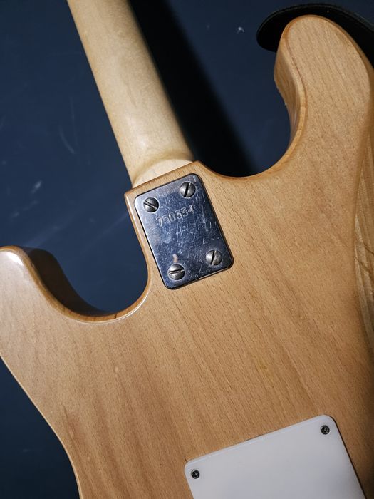 Продаётся винтажная электрогитара