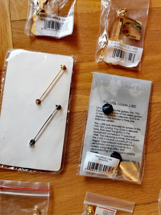 Значки емблеми пинове от HARD ROCK CAFE  чисто нови китарни баджове !