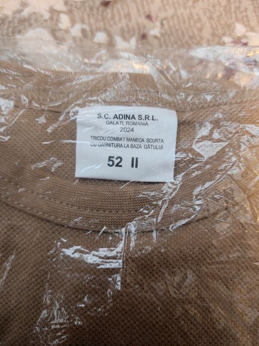 Tricou combat cu mânecă scurtă la baza gatului