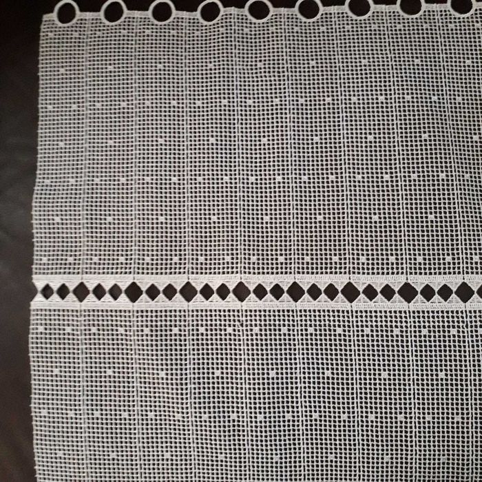 Две пердета за малък прозорец