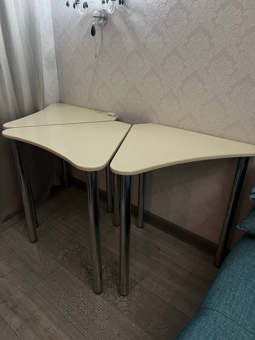 Столы треугольники