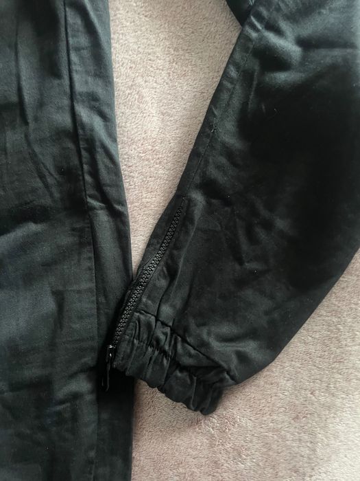 Pantaloni tip cargo cu fermoare