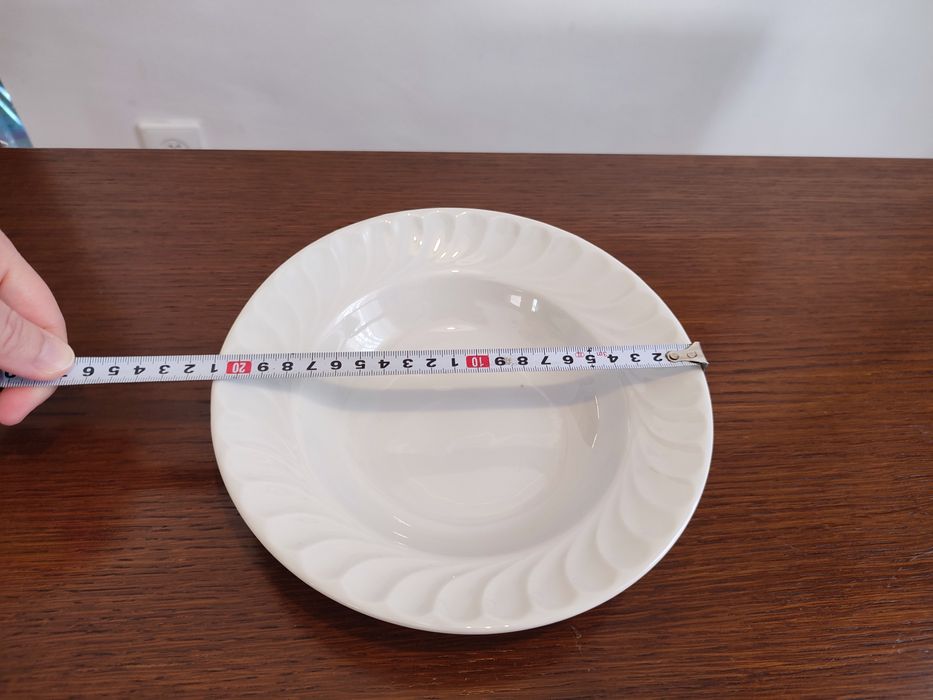 Порцеланови чинии и съдове