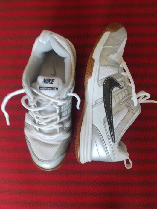Adidași  NIKE, foarte practici, comozi și rezistenți.
Numarul 41.