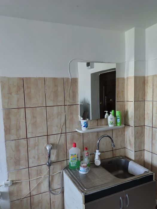 Vând camera 10 mp ² renovată zona Jumbo str Vlădiceni nr14
