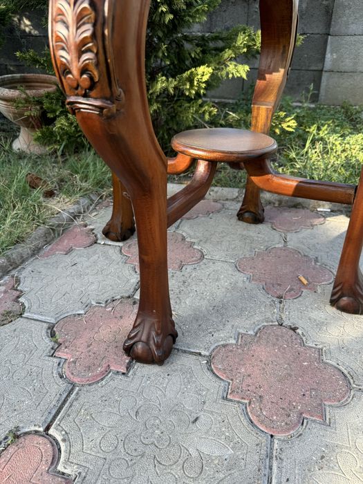 Masă din lemn masiv cu sculpturi