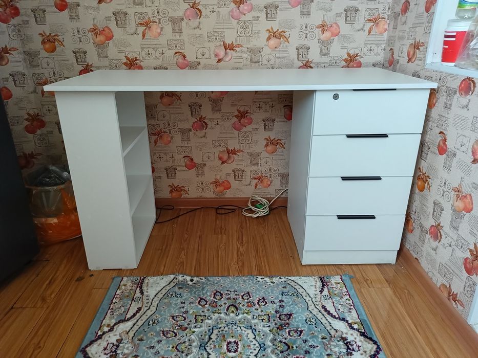 Стол для работы или учебы