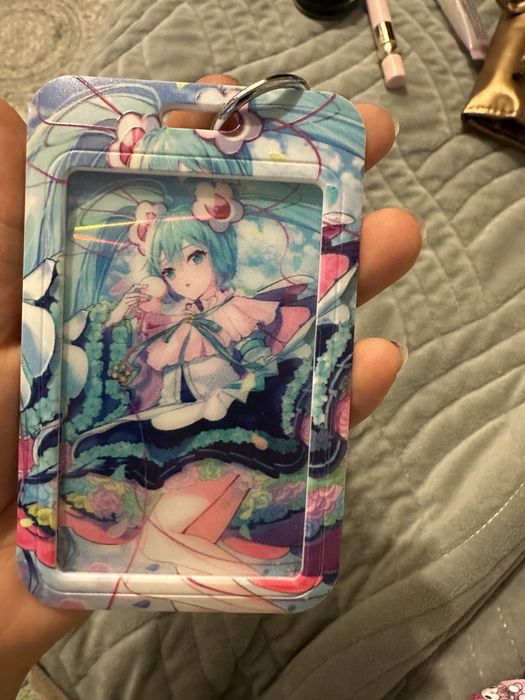 Брелок и беджик