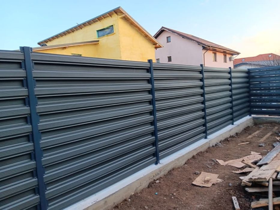 Garduri și porți din jaluzele șipcă metalică place de beton