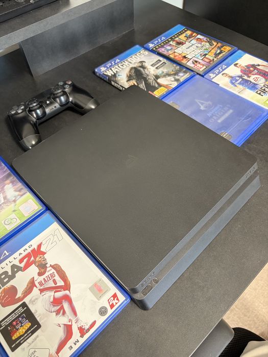 PlayStation 4 Slim със 2 джойстика + 7 игри