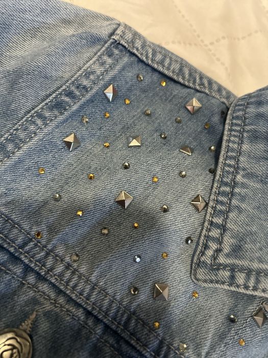 Geacă din denim cu ținte și aplicații
