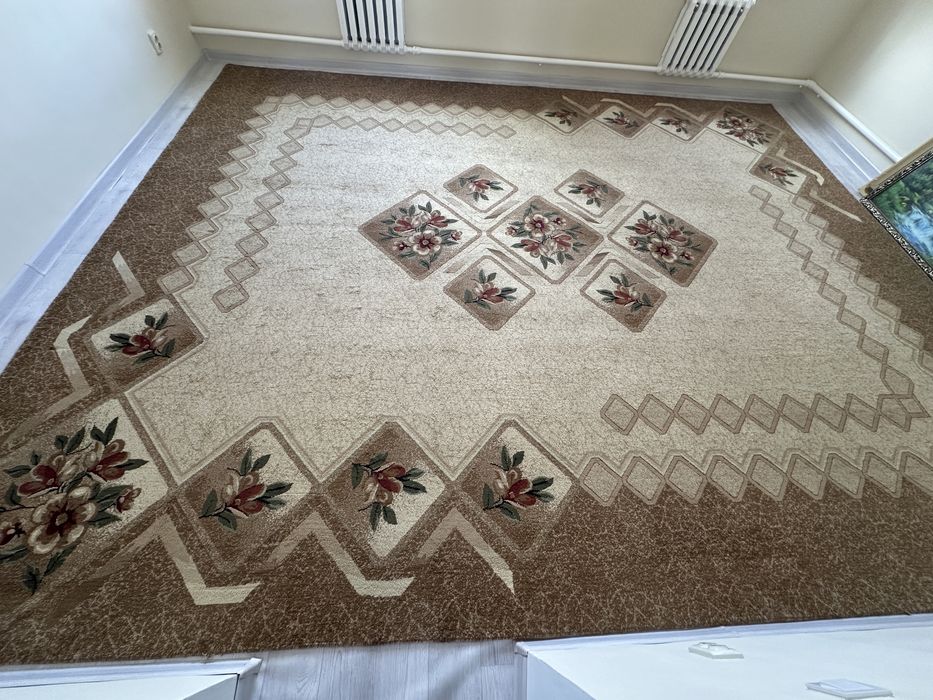 Продам кілем в хорошем состояние