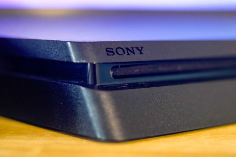 PlayStation 4 Slim 500GB – Stare Excelentă + 2 Controllere + Căști AQIRIS + 8 Jocuri