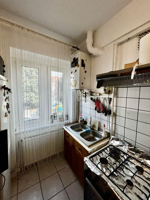 Vând apartament - 2 camere + debara, boxă la beci, spațiu în pod și loc de parcare -Piața mică