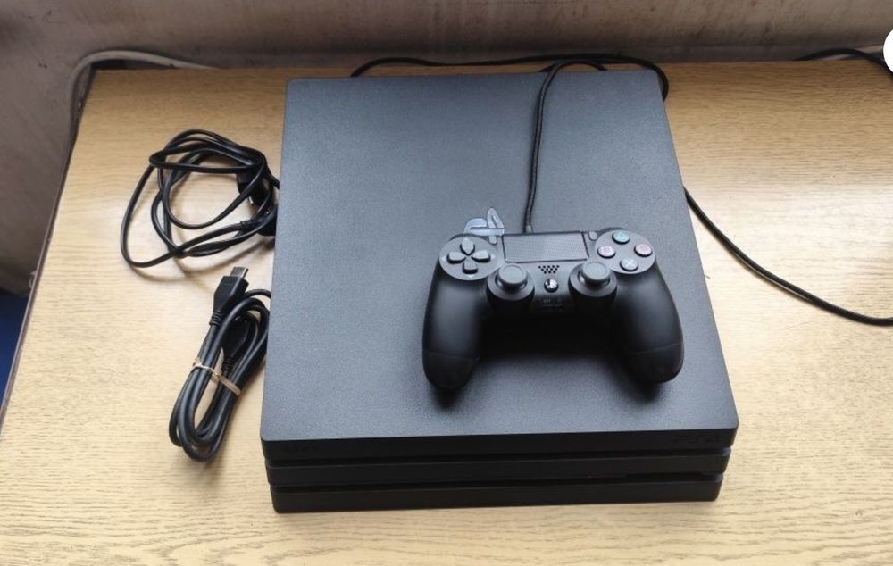 Продавам /Playstation 4 Pro/1TB/