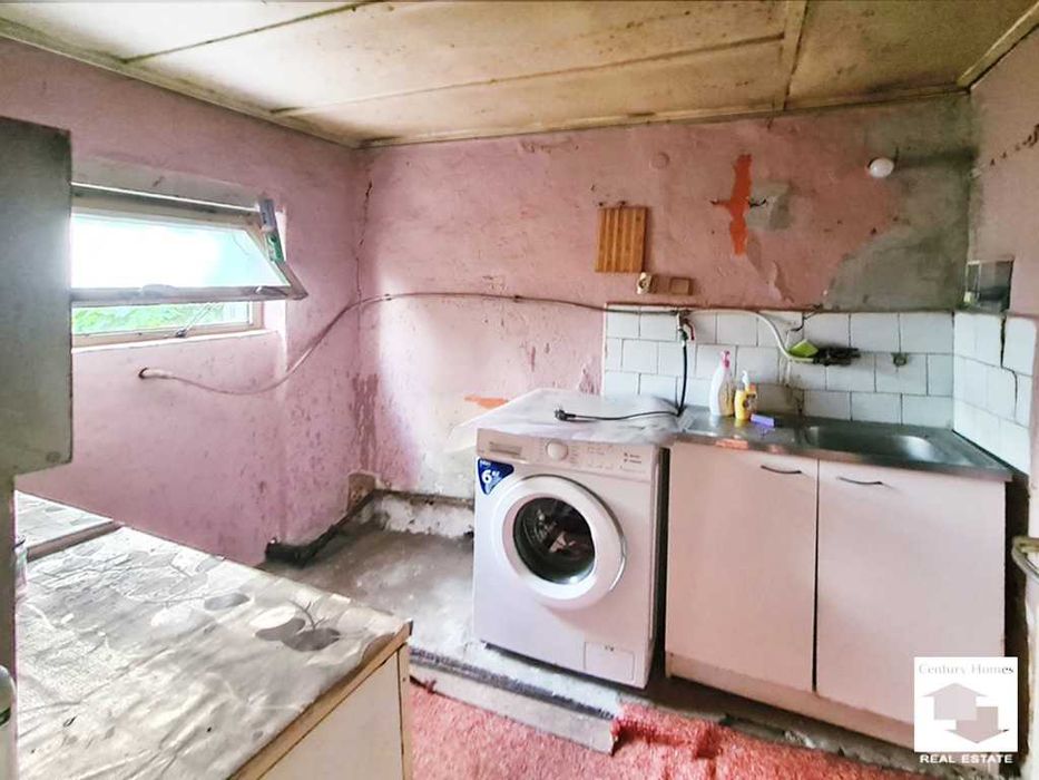 145303 ЕКСКЛУЗИВНО! Просторна къща с гараж в с. Страхилово