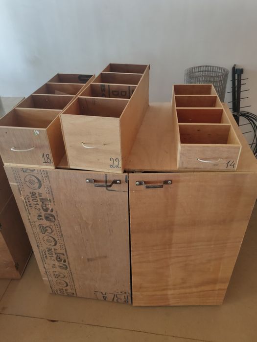 Vitrina shkaf ichi tortmali