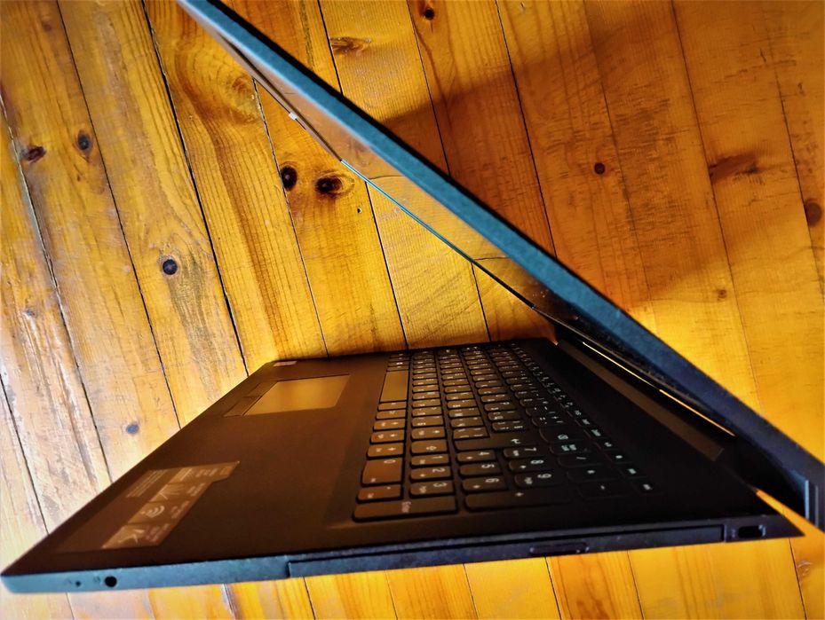 Продавам Lenovo V110