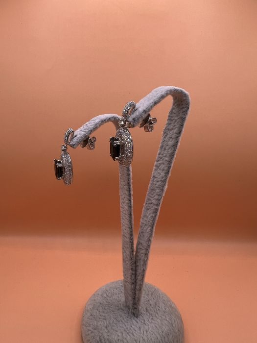 Продам золотые серьги.