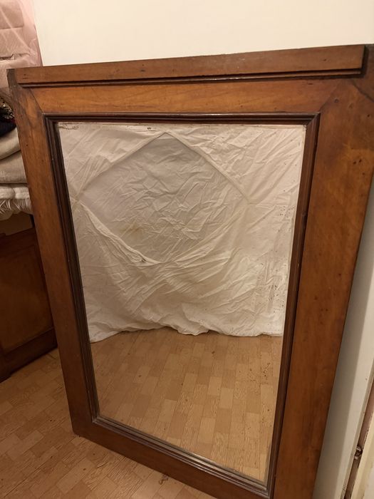 Стари огледала с дървени рамки