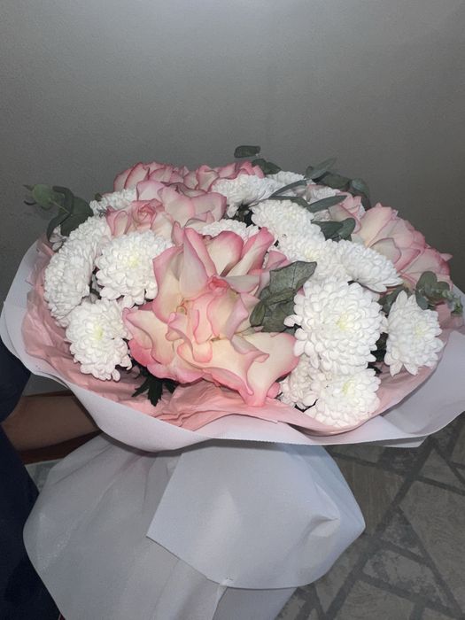 Цветы розы, хризантема