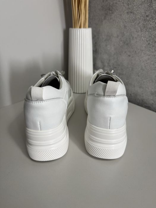 Кроссовки женские