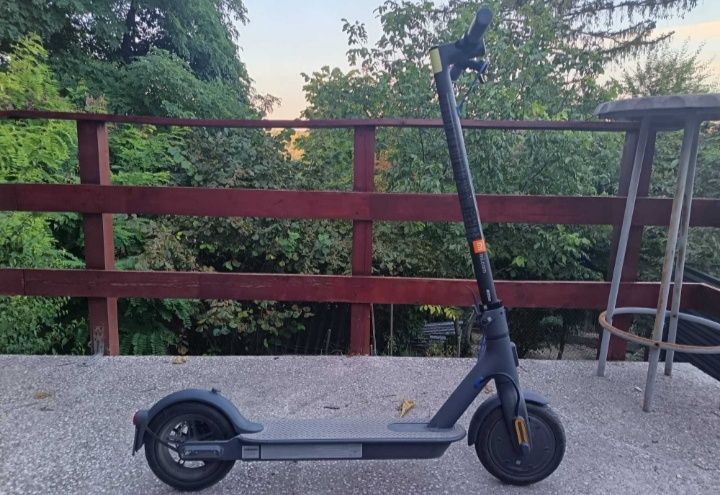 Vând trotineta Xiaomi Mi3