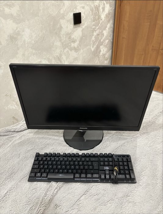 Монитор и клавиатура