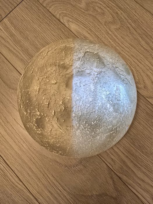 Lampa de veghe in forma de luna