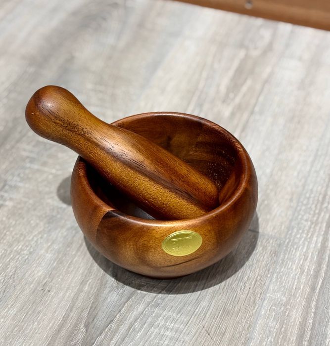 Деревянная ступка с пестиком для кухни