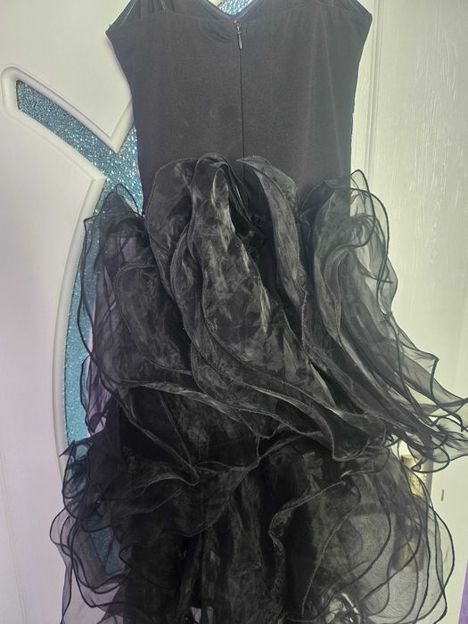 Черна рокля с камъчета