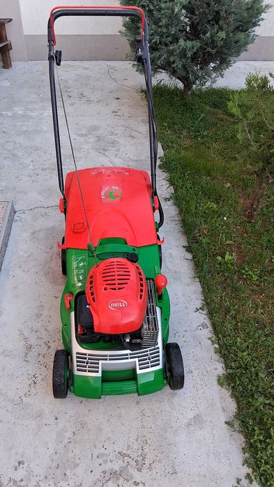 Vând mașină de tuns gazon pe benzină Brill .