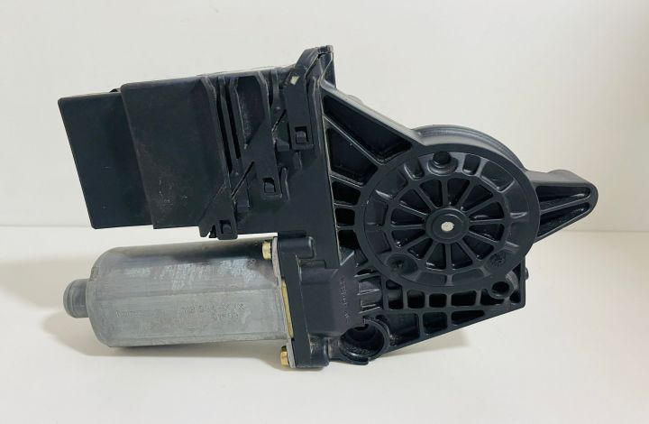 Motoras macara  dreapta spate 105407301 Volkswagen VW Golf a 4-a gene