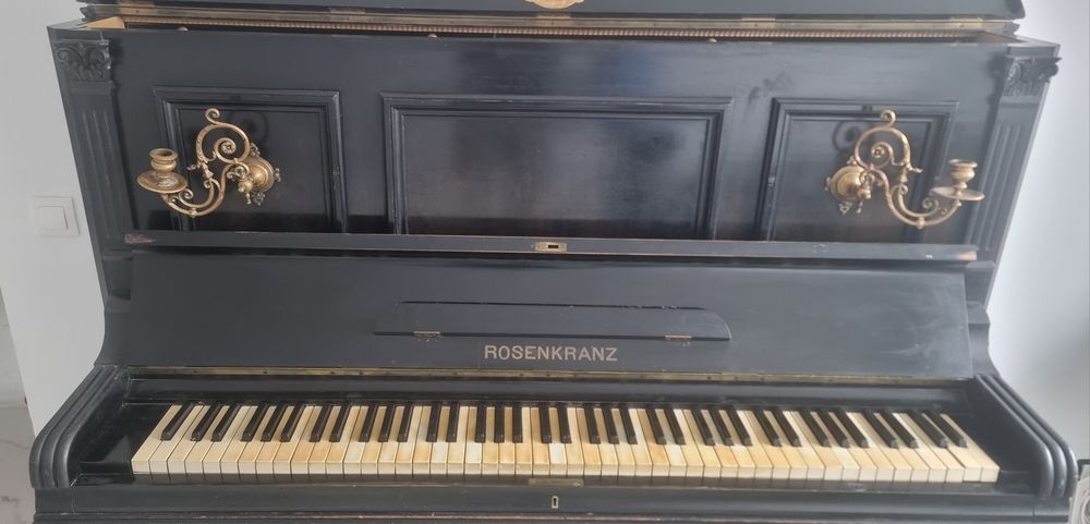 Pianină veche de de 230 ani