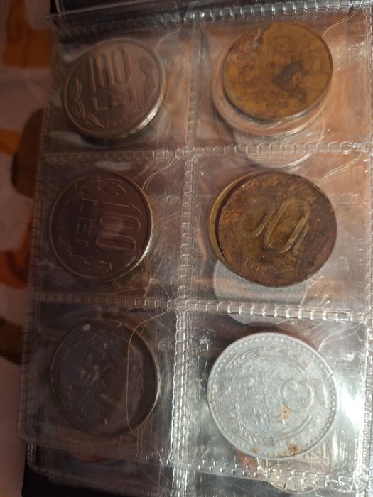 Monezi vechi de vânzare.