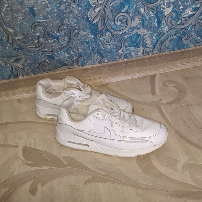 Продам Кроссовки Белые Nike