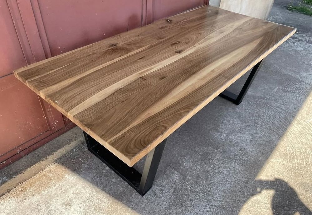 Маса от масив орех с метални крака