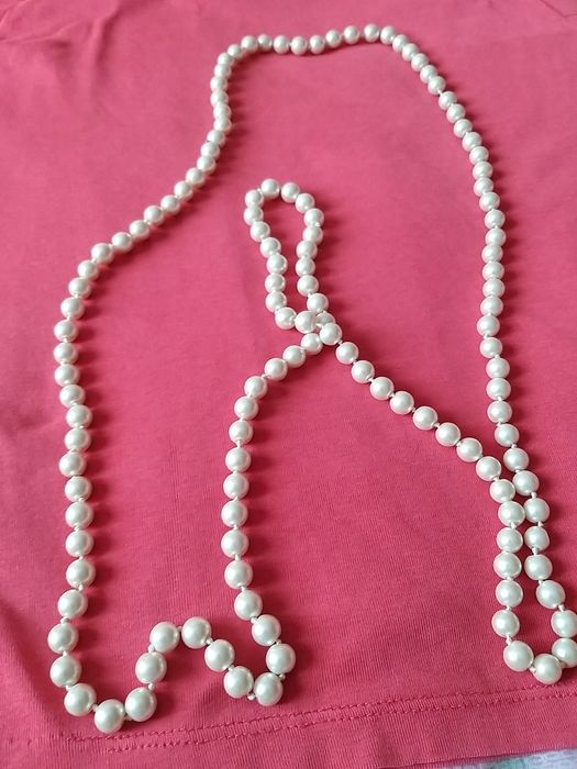 Длинные жемчужные бусы