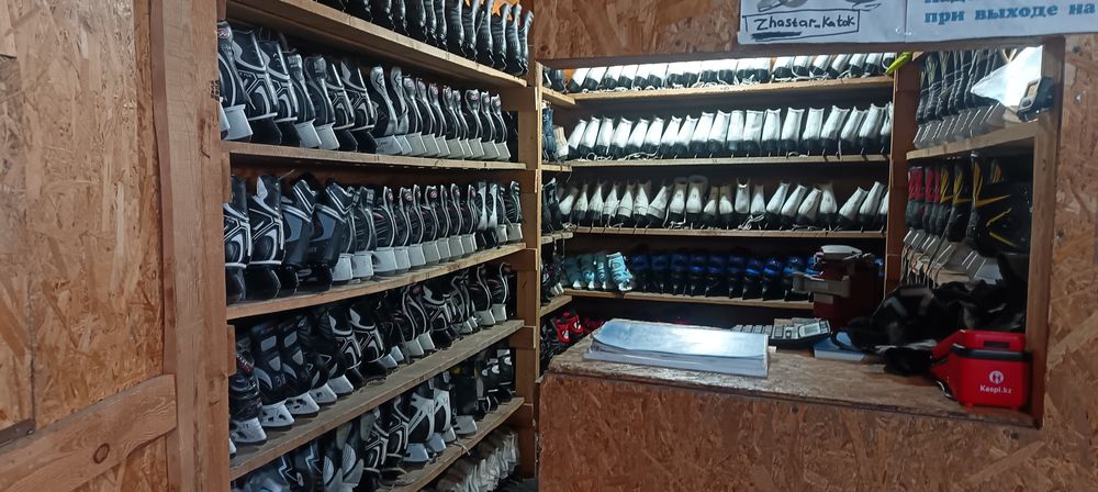 Прокат коньков корт работаем с 9 до 02:00