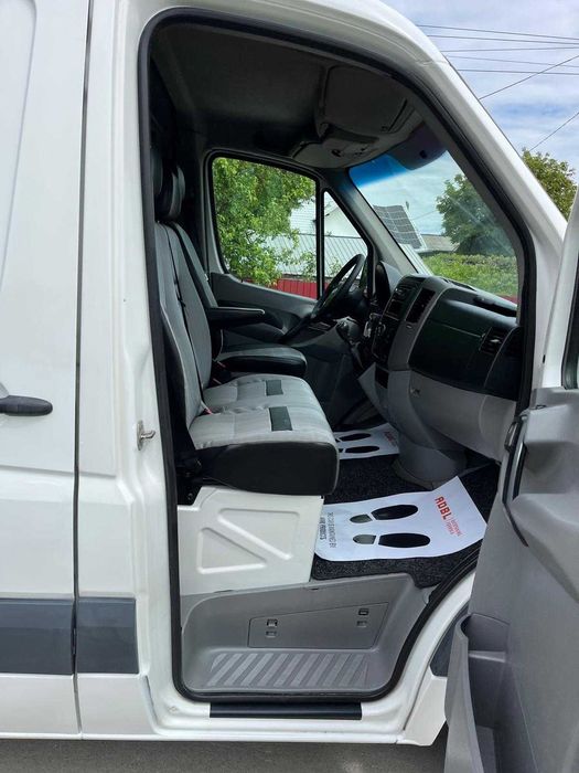 Vand Volkswagen crafter cu 3 locuri si duba an 2012 euro 5 nu sprinter  usii culisante pe ambele părți