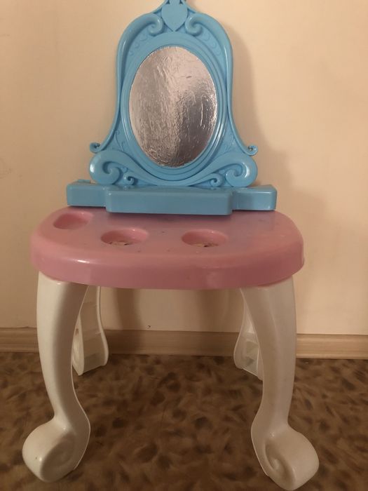 Десткий столик косметический