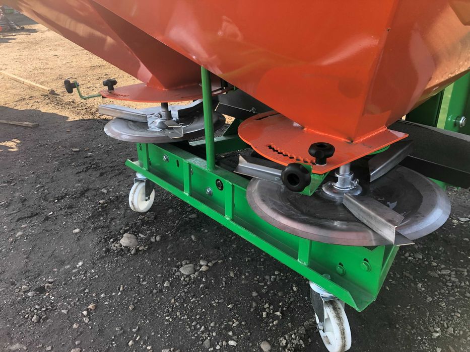 distribuitor ingrasaminte sau erbicide , disc hidraulic