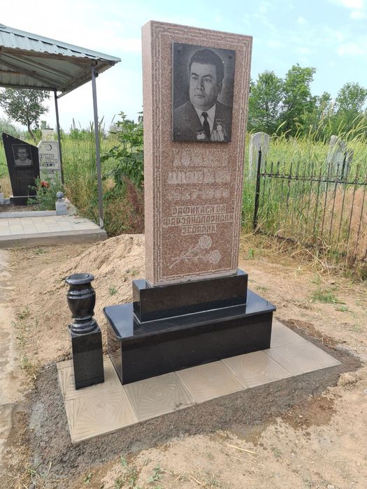 Yodgorlik toshlari памятник