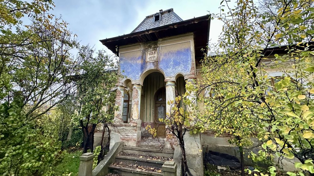 Casa boierească cu 3 camere, teren 1500mp + gradina 500mp