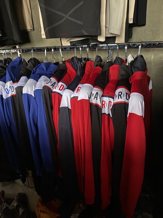 Магазин закрыли распродажа одежды