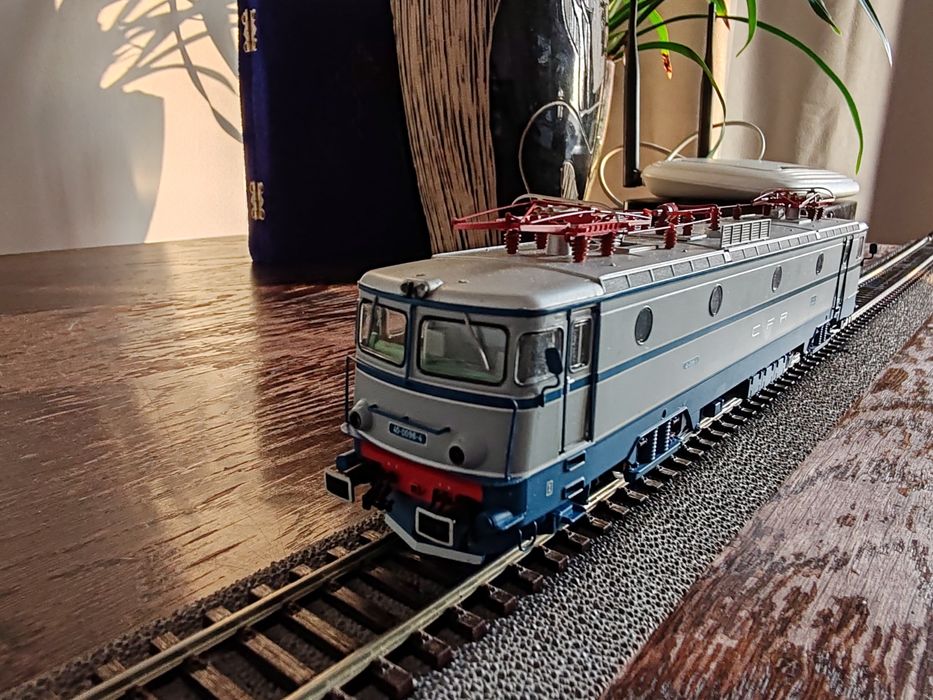 Locomotiva CFR EA 060 clasica cu pantografe simetrice.