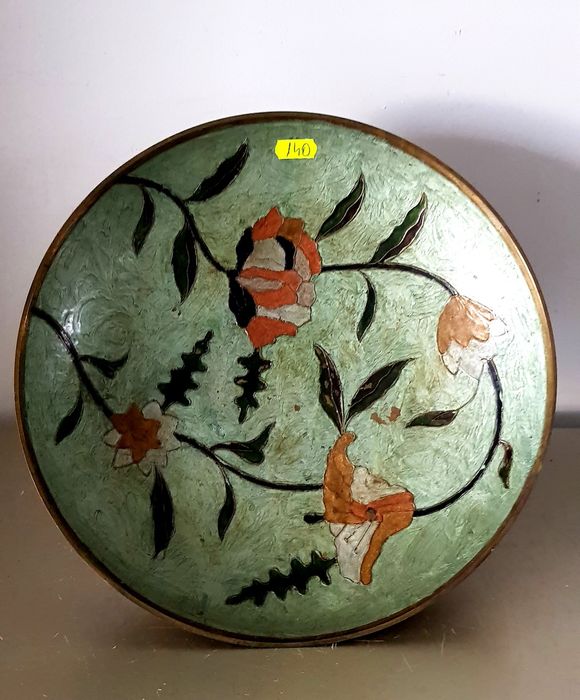 Obiecte vechi din alamă glazurata