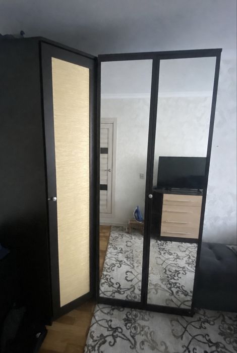 Продам угловой шкаф и камод