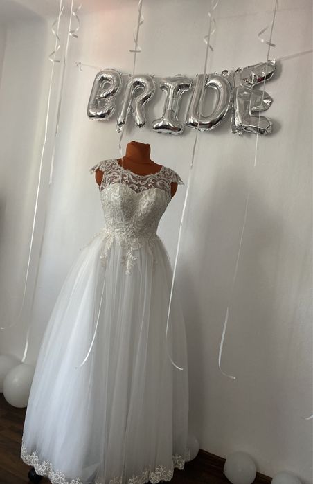 Vând rochie de mireasă , voal și halat din satin